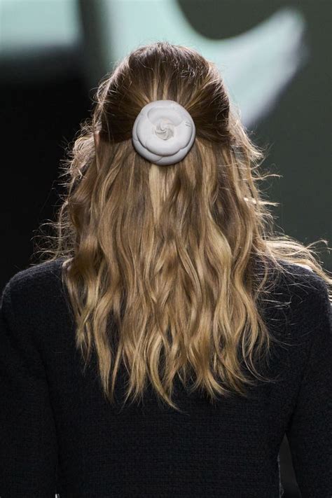 fermaglio capelli chanel|Le tendenze capelli Inverno 2023 alla sfilata di Chanel .